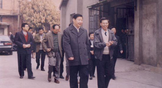2000年1月3日，习近平（时任福建省代省长）视察三明纺织厂，上图为参观车间